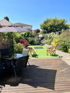 Lovely, Sunny house, by the beach & Centre!